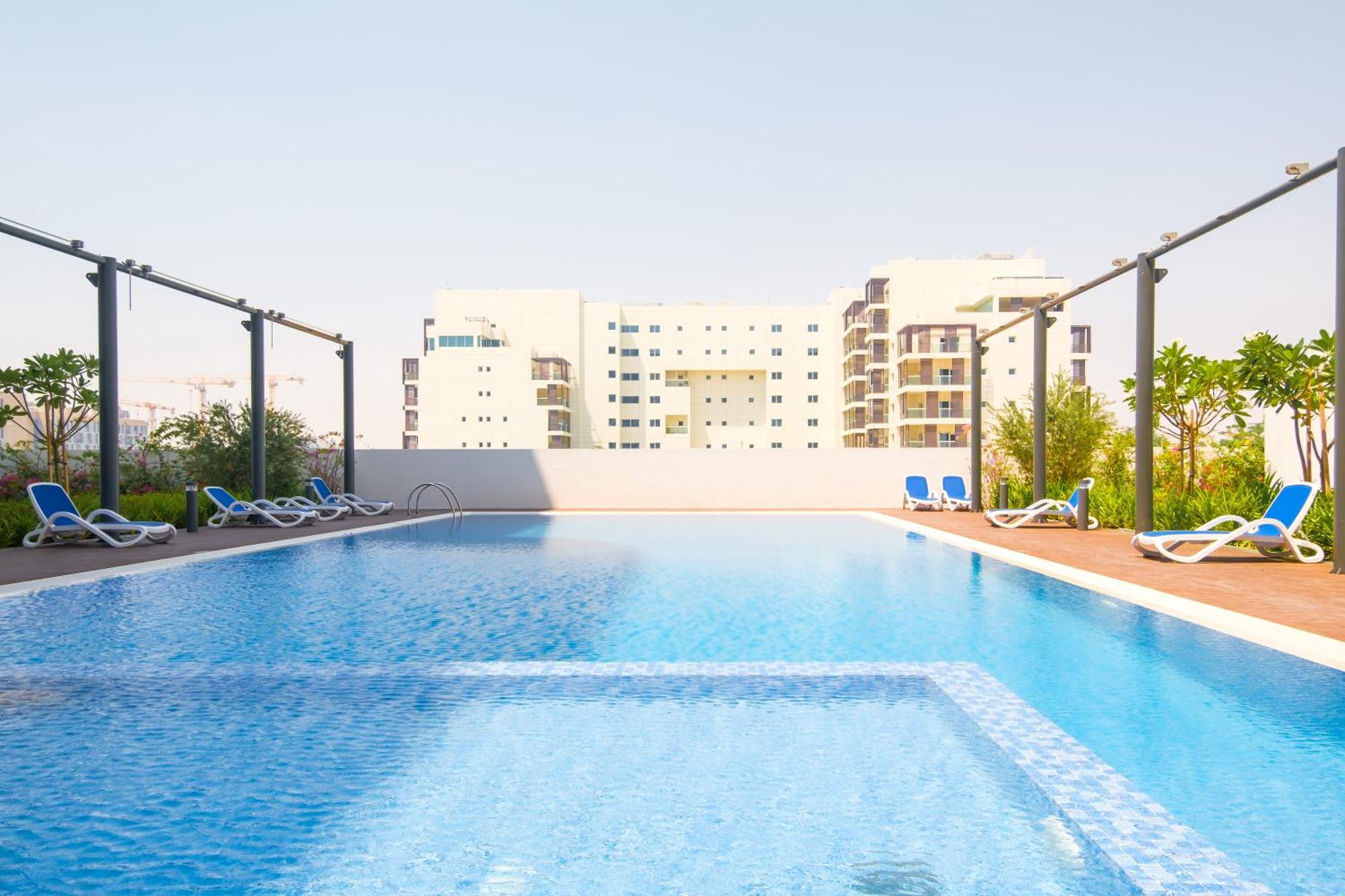 Poolside Charm Apartment Abu Dhabi Bagian luar foto